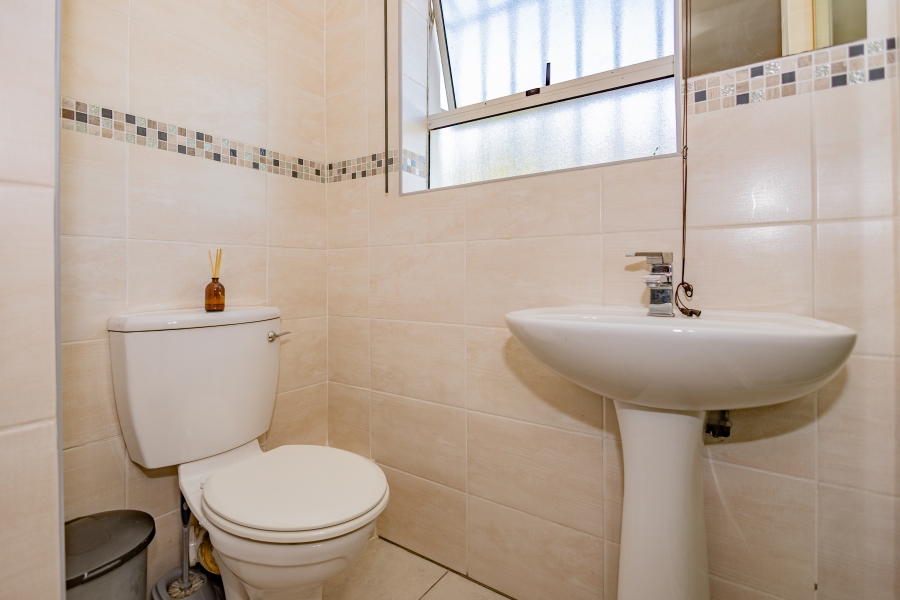2 Bedroom Property for Sale in Oakglen Western Cape